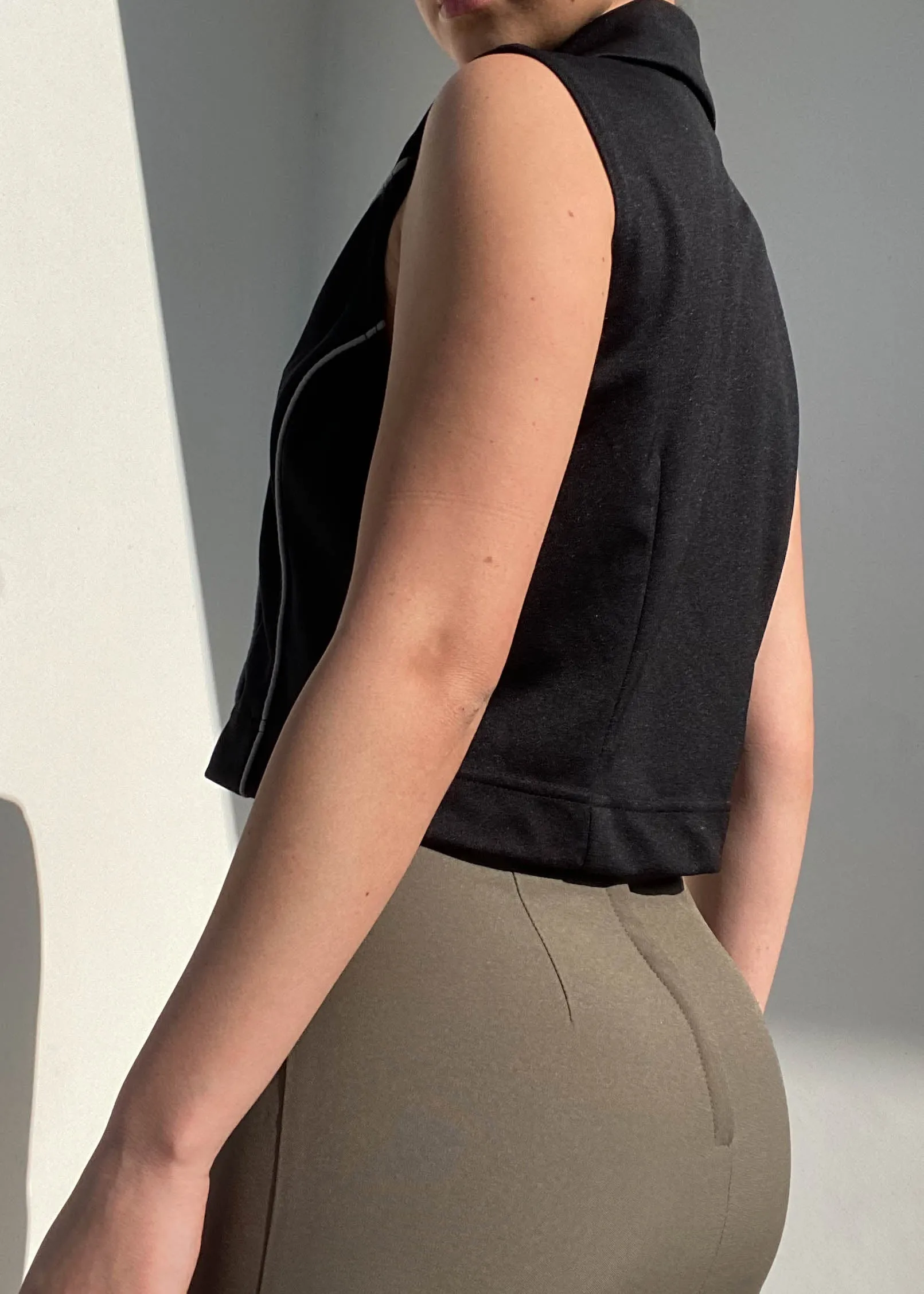 Sporty 90's Black & Gray Vest (M)